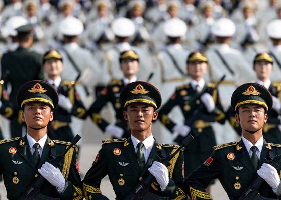 지난 8월 20일 중국 베이징에서 '항일전쟁 및 세계 반파시스트 전쟁 승전(전승절) 80주년 열병식' 예행훈련에 참가 중인 중국군. 로이터=연합