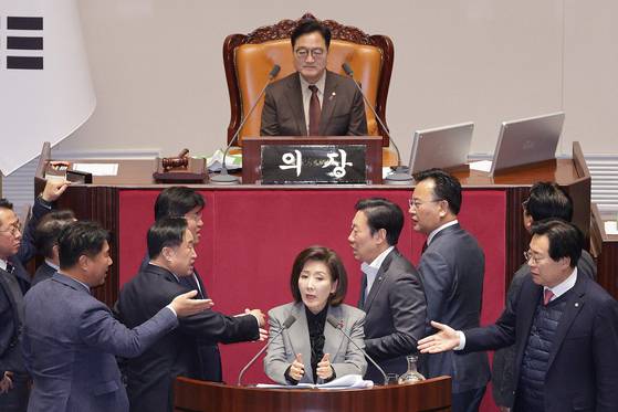 (서울=뉴스1) 신웅수 기자 = 나경원 국민의힘 의원이 9일 서울 여의도 국회에서 열린 제429회국회(정기회) 제16차 본회의에서 가맹사업거래의 공정화에 관한 법률 일부개정법률안에 대한 무제한 토론(필리버스터)을 하는 가운데 여야 의원들이 충돌하고 있다. 2025.12.9/뉴스1