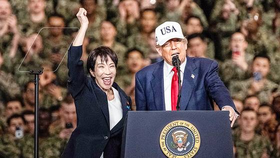 지난 10월 28일 도널드 트럼프 미국 대통령이 요코스카 미 해군기지에 정박 중인 조지 워싱턴 항공모함 함상 에서 연설하는 동안 다카이치 사나에 일본 총리가 손을 들어 환호하고 있다. AFP=연합뉴스