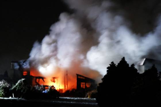 지난 8일 일본 아오모리현 앞바다에서 발생한 규모 7.5 강진으로 도로 붕괴와 화재가 발생했다. 사망자는 없으나 현지 기상청의 후발 지진 주의 첫 발표로 우려가 커지고 있다. AFP=연합뉴스