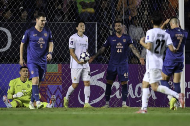 ▲ 강원FC 모재현이 9일(한국 시간) 태국 부리람 스타디움에서 열린 부리람 유나이티드 FC와 2025-2026 AFC 챔피언스리그 엘리트 리그 스테이지 동아시아 6차전에서 선제골을 터트린 뒤 덤덤한 모습을 보이고 있다. 아시아축구연맹 홈페이지 캡처