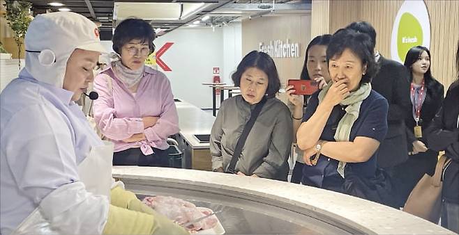 공공급식 식재료 산지 체험에 참여한 어린이집 원장들이 지난 9월 전북 익산시 하림닭 가공공장에서 닭 해체(발골) 과정을 견학하고 있다.  서울시 제공﻿