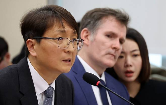 3일 국회 정무위원회에서 열린 쿠팡 개인정보 유출 사태 관련 현안질의에서 박대준 쿠팡 대표이사가 위원 질의에 답하고 있다. 오른쪽은 브랫 매티스 쿠팡 최고 정보 보호 책임자(CISO). 사진=최혁 기자