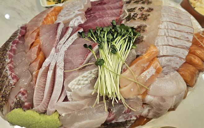 노량진 수산시장에서 포장한 방어모듬회. 지난해보다 가격이 30% 이상 높다. 고윤상 기자.