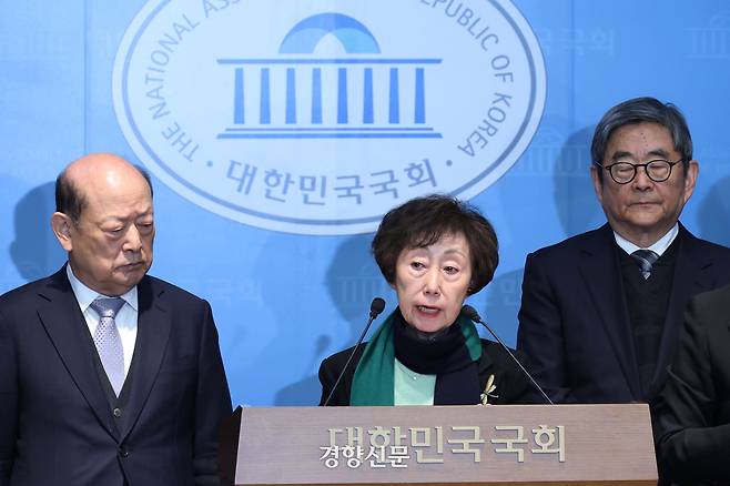 안경환·최영애·송두환 전직 국가인권위원장(왼쪽부터)이 10일 국회 소통관에서 인권위 정상화를 촉구하는 기자회견을 하고 있다. 한수빈 기자