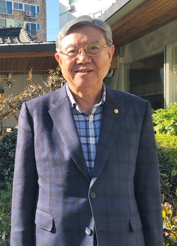 박희채 전 민주평화통일자문회의 부산지역회의 부의장이 국제신문과 인터뷰에서 ‘국민훈장 모란장’ 수훈자로 선정된 소감을 밝히고 있다.  임훈 기자