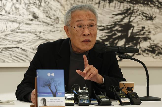 Hwang Sok-yong speaks during a press conference for his new novel "Grandma" in Seoul on Tuesday. (Yonhap)