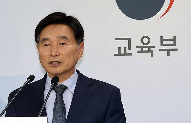 Korea Institute for Curriculum and Evaluation President Oh Seung-geol speaks at a press briefing on Dec. 4, after Suneung results were announced. (Yonhap)