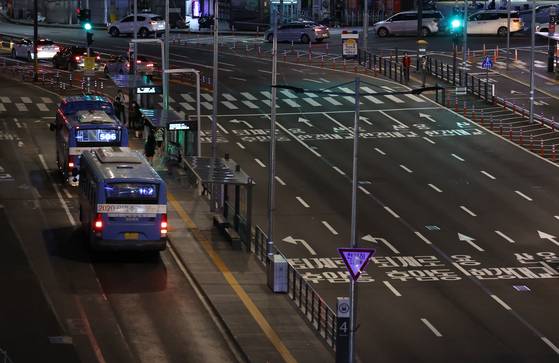 Buses stop at Seoul Station in central Seoul in August 2020. [YONHAP]