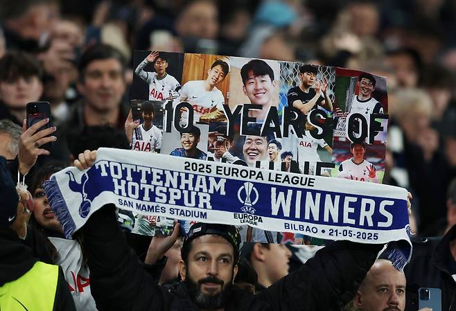 A Tottenham Hotspur fan holds up a scarf of former Tottenham Hotspur player Son Heung-min before a match between Tottenham Hotspur and Slavia Prague at Tottenham Hotspur Stadium in London on Dec. 9. [REUTERS/YONHAP]