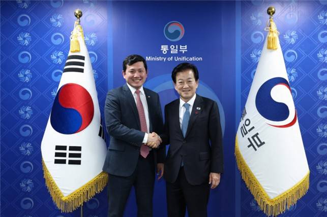 Unification Minister Chung Dong-young shakes hands with Kevin Kim, the charge d’affaires at the U.S. Embassy in Seoul, during a photo session at the government complex in Seoul on Nov. 25. [MINISTRY OF UNIFICATION]