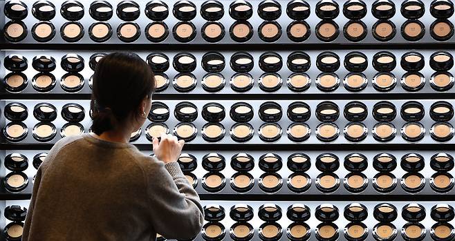 A visitor tries an AI-powered K-beauty experience at the Amorepacific booth during a beauty and wellness event in Gyeongju, North Gyeongang, on Oct. 28. [NEWS1]