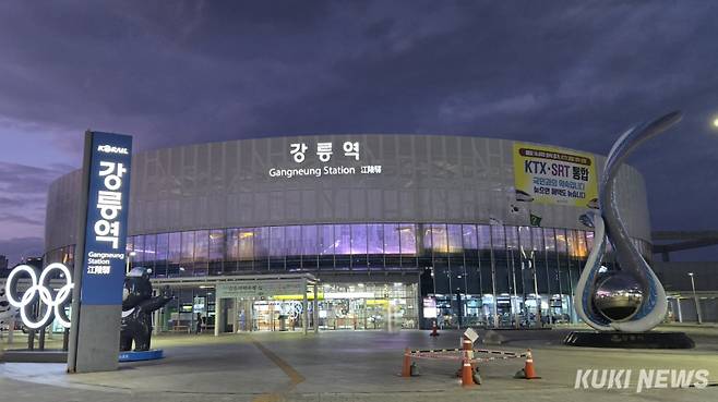 겨울철 강릉을 찾는 관광객돠 시민들을 대상으로 하는 '2025 강릉크리스마스축제'가 오는 20일부터 25일까지 6일간 월화·안목커피거리 등에서 열려 크리스마스 마켓과 체험 프로그램을 비롯, 회전목마·캐롤버스킹 등 다양한 즐길 거리로 꾸며진다. 강릉역.&nbsp;