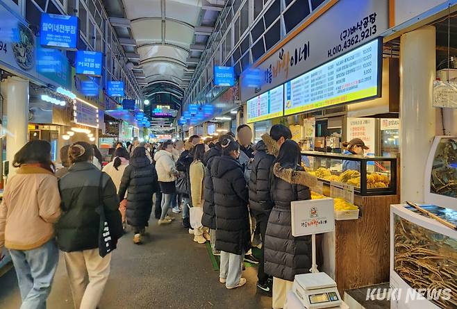 겨울철 강릉을 찾는 관광객돠 시민들을 대상으로 하는 '2025 강릉크리스마스축제'가 오는 20일부터 25일까지 6일간 월화·안목커피거리 등에서 열려 크리스마스 마켓과 체험 프로그램을 비롯, 회전목마·캐롤버스킹 등 다양한 즐길 거리로 꾸며진다. 강릉 중앙시장.&nbsp;