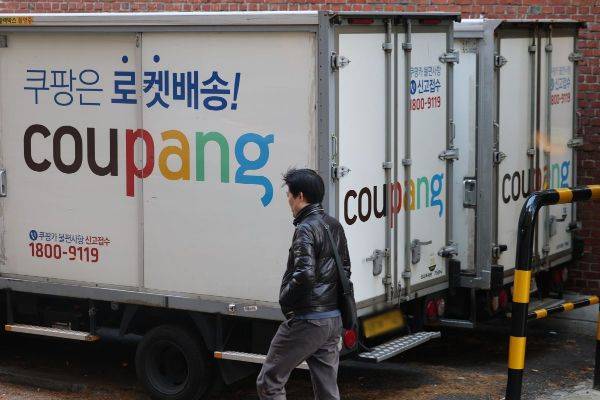 쿠팡에서 대규모로 개인정보가 유출된 가운데 지난 2일 서울 시내 한 쿠팡 물류센터에 배송차량이 주차돼 있다. 연합뉴스