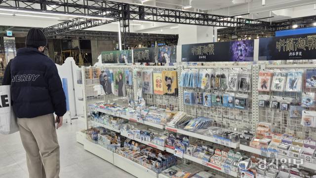 9일 오전 AK플라자 수원점 5층 ‘애니메이트’ 매장을 방문한 한 시민이 애니메이션 ‘주술회전’ 관련 굿즈를 살펴보고 있다. 금유진기자