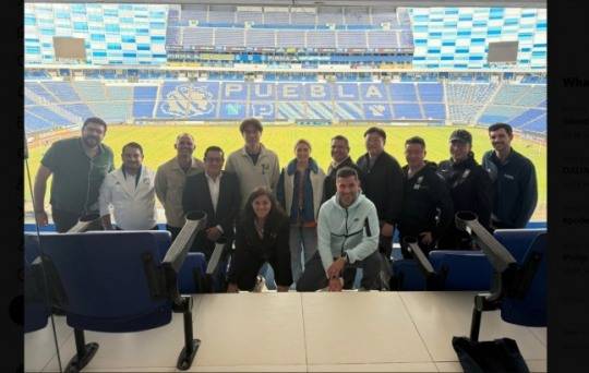 멕시코 푸에블라 콰우테모크 스타디움 찾은 홍명보 감독(뒷줄 왼쪽 5번째) / 사진=연합뉴스