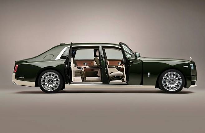 에르메스와 협업한 비스포크 롤스로이스 팬텀, 코치도어를 채택했다. [사진출처=롤스로이스]