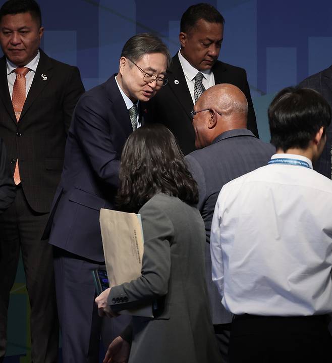 조현 외교부 장관이 9일 오전 서울 중구 더플라자 호텔에서 열린 제6차 한·태평양도서국 외교장관회의에서 각국 장관들과 인사를 나누고 있다. 태평양도서국포럼(PIF) 회원국 18개국이 참가하는 이번 회의에서는 한국과 태평양도서국 간의 개발 협력, 기후변화, 해양·수산, 인적교류 등의 협력 강화 방안과 지역 정세, 글로벌 협력 등을 논의한다. 뉴스1