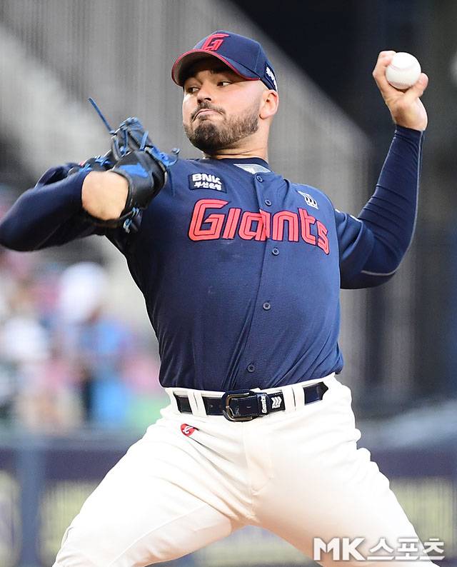 7월 18일 오후 서울 잠실구장에서 ‘2025 신한 SOL뱅크 KBO 리그’ 롯데 자이언츠와 LG 트윈스 경기가 열렸다. 롯데 선발 감보아가 역투하고 있다. 사진=김영구 기자