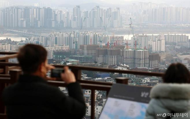 [서울=뉴시스] 조성우 기자 = 서울 강남 3구(강남·서초·송파)와 용산구가 토지거래허가구역으로 확대 지정된 후 신고가 거래 비율이 오히려 높아진 것으로 나타난 9일 오후 서울 남산에서 강남과 용산 일대 아파트 단지가 내려다보이고 있다.  신한투자증권이 강남 3구와 용산구가 토허구역으로 확대 지정된 지난 3월 19일을 기준으로 지정 전후 신고가 비율을 분석한 결과, 지정 전(2024년 4월~2025년 2월) 신고가 비율은 42.5%였지만, 지정 후(2025년 3월~2025년 11월)에는 51.5%로 신고가 비율이 9.0%포인트(p) 상승한 것으로 나타났다. 2025.12.09. xconfind@newsis.com /사진=조성우