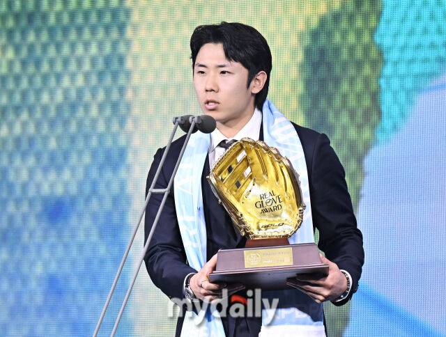 삼성 김성윤이 1일 오전 서울 광장동 비스타 워커힐 서울에서 진행된 '2025 리얼글러브 어워드(REAL GLOVE AWARD)'에서 외야수상을 수상하고 있다. 리얼글러브 어워드는 한국 프로야구 선수들이 직접 투표를 통해 동료 선수들의 활약을 평가하고 각 포지션별 최고의 선수를 선정하는 국내 유일의 선수 주도형 시상식으로, 선수들 스스로 한 해 동안 가장 뛰어난 활약을 펼친 동료를 평가하고 인정하는 자리다./잠실=송일섭 기자