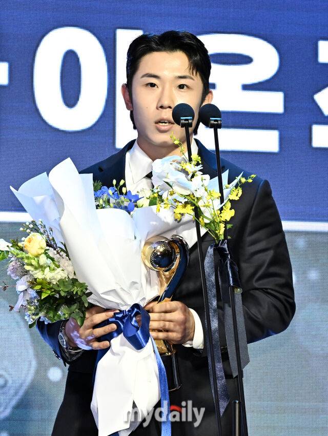 삼성 김성윤이 24일 오후 서울 잠실 롯데호텔 월드에서 진행된 '2025 KBO 시상식'에서 수비상 우익수 부문을 수상하고 있다. 'KBO 시상식'은 퓨처스리그 투·타 개인 부문별 1위 선수 시상을 시작으로 KBO 리그 투·타 개인 부문별 1위 선수, KBO 심판상, 각 포지션별 KBO 수비상, 신인상 및 MVP 시상으로 진행된다./잠실=송일섭 기자