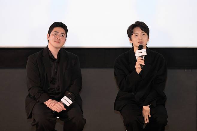 AI 기반 엔터테인먼트 기업 아리아 스튜디오의 채수응 감독과 배우 조복래가 9일 진행된 인터랙티브 시네마 라인업 쇼케이스에서 기자의 질의에 답하고 있다. [(주)아리아 스튜디오]