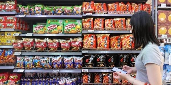 대형마트에서 고객이 상품을 고르는 모습 [연합]