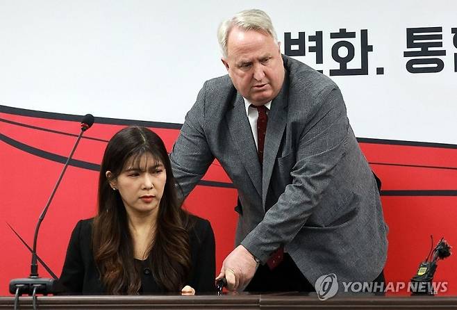 국민의힘 인요한 의원이 이소희 전 세종시의원의 휠체어를 밀고 있는 모습. 연합뉴스