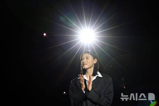 [인천=뉴시스] 이영환 기자 = 김연경이 18일 오후 인천 부평구 삼산월드체육관에서 열린 진에어 2025-2026 V리그 여자부 흥국생명과 정관장의 경기 종료 후 진행된 은퇴식에서 박수를 보내고 있다. 2025.10.18. 20hwan@newsis.com