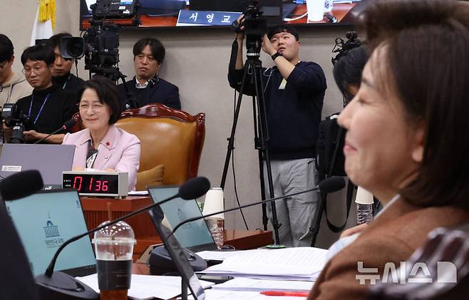 [서울=뉴시스] 김금보 기자 = 추미애 국회 법제사법위원회 위원장과 나경원 국민의힘 의원이 10일 서울 여의도 국회에서 열린 전체회의에서 서영교 더불어민주당 의원과 곽규택 국민의힘 의원 간의 반말 공방에 실소하고 있다. 2025.12.10. kgb@newsis.com