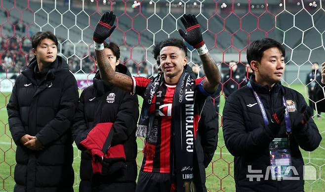 [서울=뉴시스] 김선웅 기자 = FC서울 린가드가 10일 서울 마포구 서울월드컵경기장에서 열린 2025-2026시즌 아시아축구연맹(AFC) 챔피언스리그 엘리트(ACLE) 리그 스테이지 6차전 FC서울 vs 멜버른 시티 경기 겸 서울 고별전을 마친 뒤 팬들에게 인사하고 있다. 2025.12.10. mangusta@newsis.com
