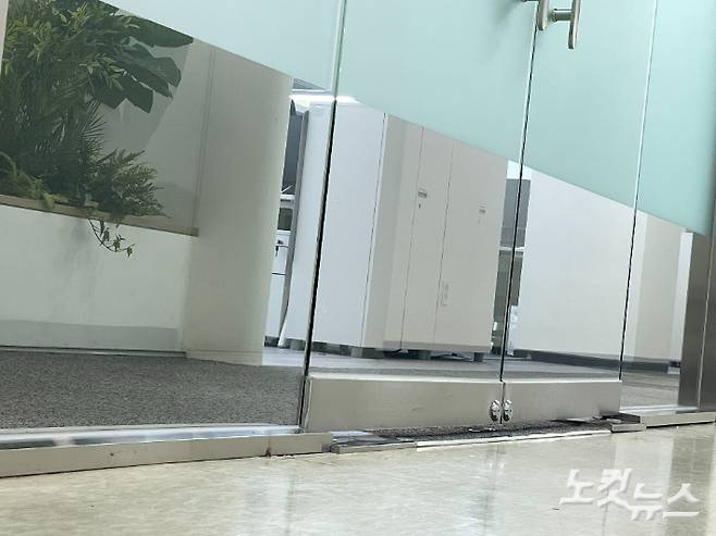 쿠팡 사무실 내부에 불이 켜져있다. 전민 인턴기자