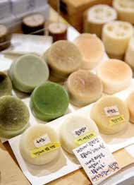 해초·클로렐라·어성초 등의 천연 재료로 만든 비누. 인체에 자극이 적을 뿐 아니라 환경에도 이롭다.