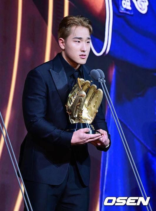 [OSEN=지형준 기자] 9일 오후 서울 송파구 잠실동 롯데호텔 월드에서 2025 신한은행 SOL 뱅크 KBO 골든글러브 시상식이 열렸다.KBO 골든글러브 시상식은 포지션별 최고의 선수를 가리는 자리로 올 시즌의 대미를 장식하는 자리다. KT 안현민이 외야수 부문 골든글러브를 수상하며 소감을 말하고 있다. 2025.12.09 /jpnews@osen.co.kr