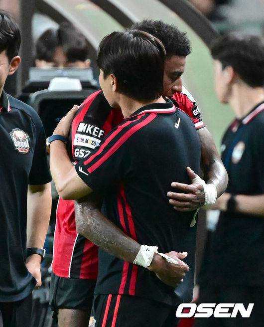 [OSEN=서울월드컵경기장, 김성락 기자] 29일 오후 서울 마포구 월드컵경기장에서 하나은행 K리그 1 2025 21라운드 서울 FC와 포항 스틸러스의 경기가 열렸다. 서울은 6승 9무 5패로 리그 8위, 포항은 9승 5무 6패로 리그 4위를 기록하고 있다.후반 서울 린가드가 교체, 김기동 감독과 포옹을 하고 있다. 2025.06.29 / ksl0919@osen.co.kr