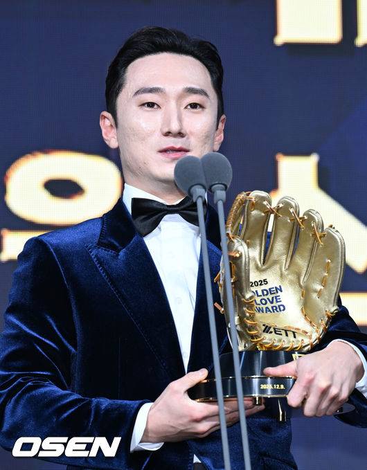 [OSEN=조은정 기자] 9일 오후 서울 송파구 잠실동 롯데호텔 월드에서 2025 신한은행 SOL 뱅크 KBO 골든글러브 시상식이 열렸다.KBO 골든글러브 시상식은 포지션별 최고의 선수를 가리는 자리로 올 시즌의 대미를 장식하는 자리다.&nbsp;2루수 부문 수상한 LG 신민재가 소감을 전하고 있다. 2025.12.09 /cej@osen.co.kr