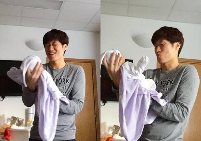 갓 태어난 연우를 품에 안고 있는 박지성. 김민지 인스타그램