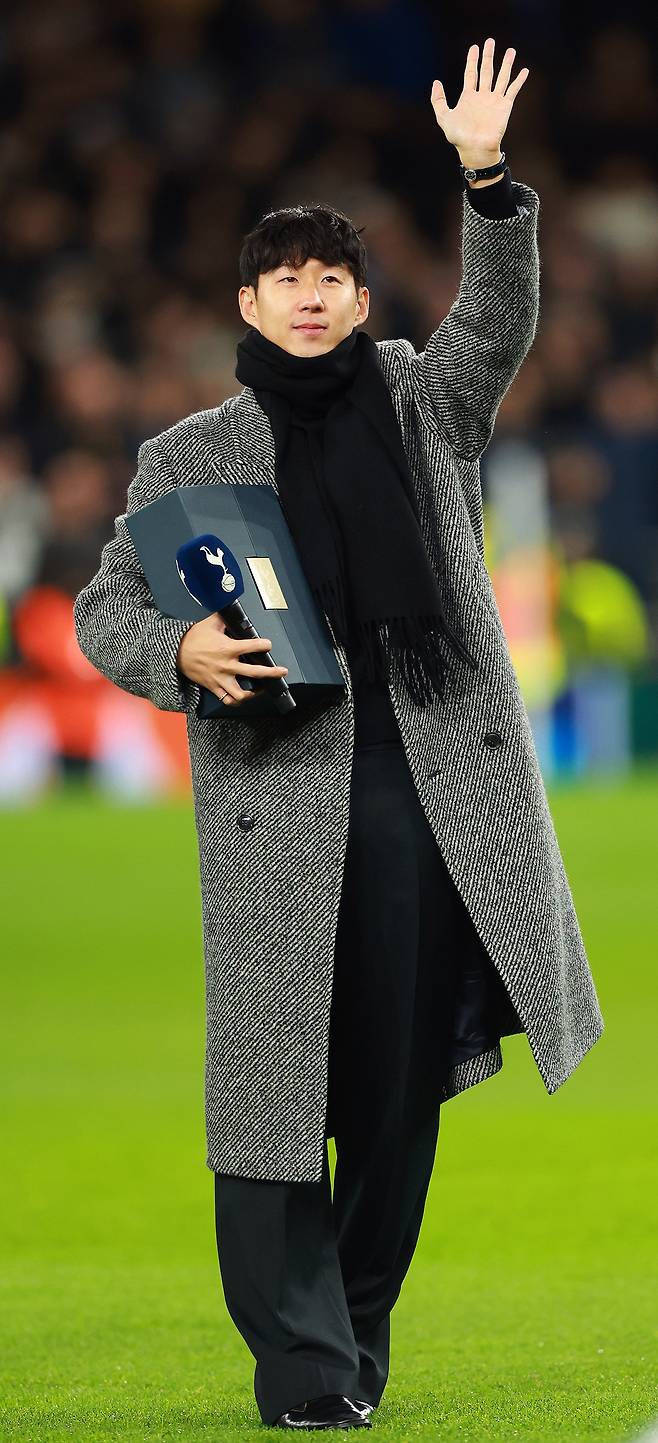 손흥민이 10일 영국 런던의 토트넘 홋스퍼 스타디움에서 열린 토트넘과 슬라비아 프라하의 2025∼2026 유럽축구연맹 챔피언스리그 리그 페이즈 6차전 킥오프에 앞서 그라운드에 서서 런던 홈팬들을 향해 인사하고 있다. 런던=EPA연합뉴스