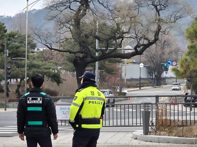 10일 경찰들이 종로구 효자동 청와대 사랑채 인근에서 경비 근무를 서고 있는 모습.