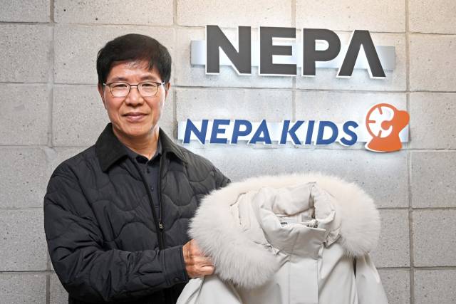 이선효 네파 사장이 27일 서울 강남구 수서오피스빌딩에서 서울경제신문과 인터뷰에 앞서 ‘아르테’ 다운자켓을 들어 보이고 있다. 조태형 기자