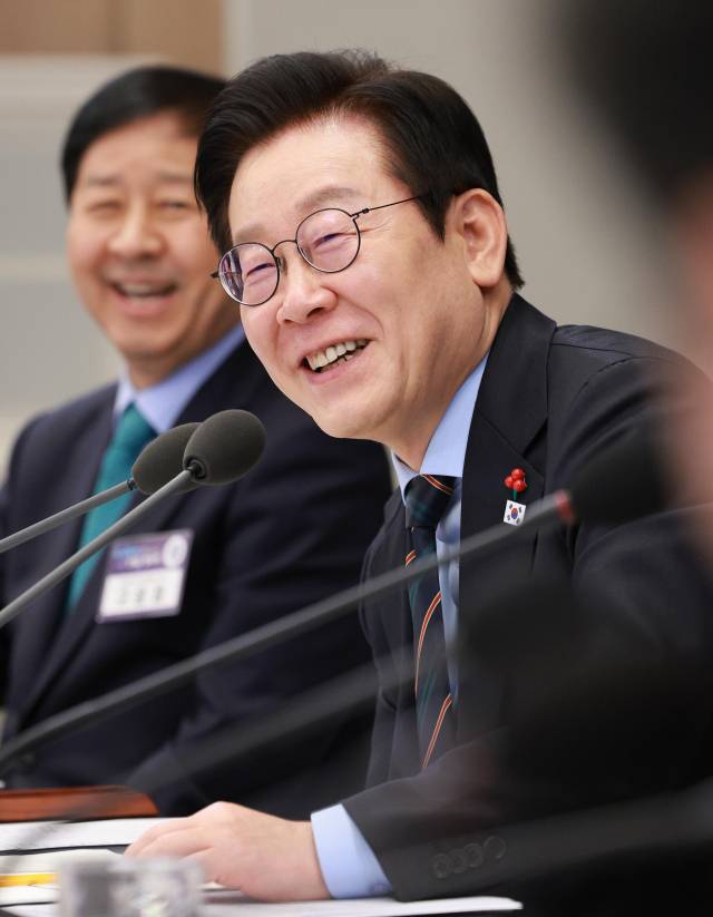 이재명 대통령이 10일 용산 대통령실에서 열린 AI 시대의 K-반도체 비전과 육성전략 보고회에서 발언하고 있다. 왼쪽은 구윤철 부총리 겸 기획재정부 장관. 연합뉴스