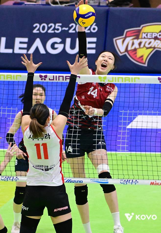 현대건설 양효진이 9일 페퍼저축은행과 홈경기 도중 강타를 하고 있다. 사진제공｜KOVO