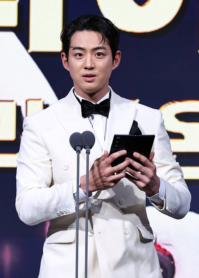 삼성 주장 구자욱은 후라도, 디아즈의 재계약, 최형우의 영입 등으로 팀의 전력이 강해진 것을 누구보다 반기며 내년 시즌 활약을 다짐했다. 9일 골든글러브 시상식에서 소감을 전하는 구자욱. 뉴시스