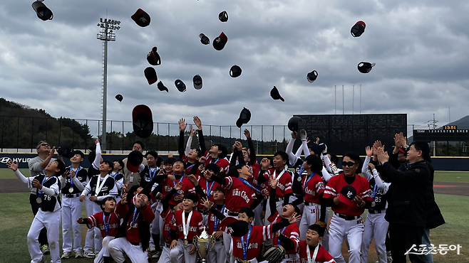 우승 후 모자를 던지는 한천초 학생들. 사진｜이선명 학생기자