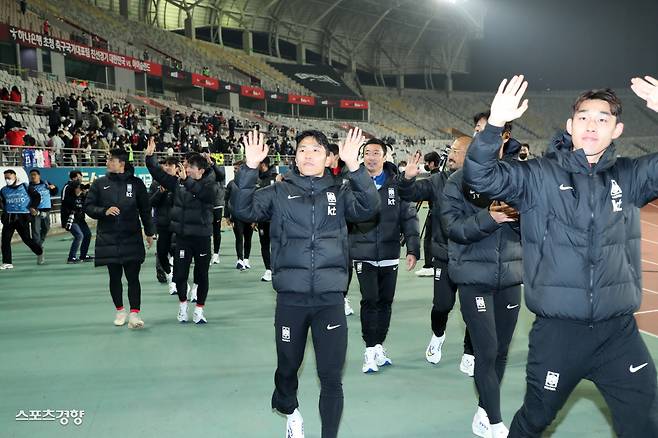 한국 축구대표팀 선수들이 2022년 11월 화성종합운동장에서 열린 카타르월드컵 출정식에서 팬들에게 인사를 하고 있다.  정지윤 선임기자