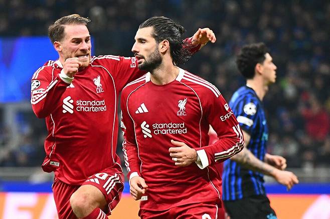 ▲ 리버풀의 모하메드 살라(사진 맨 위)는 올 시즌 극심한 부진에 시달리는 중이다. 아르네 슬롯(사진 가운데) 감독과 불화설까지 확산 중이다. 인테르 밀란전에서 결승골을 넣은 도미닉 소보슬러이(사진 맨 아래). ⓒ연합뉴스/EPA/AFP/AP