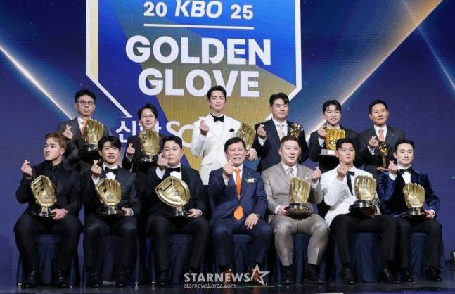 2025 KBO 골든글러브 시상식에서 각 부문 시상자가 함께 기념촬영을 하고 있다. /사진=강영조 선임기자