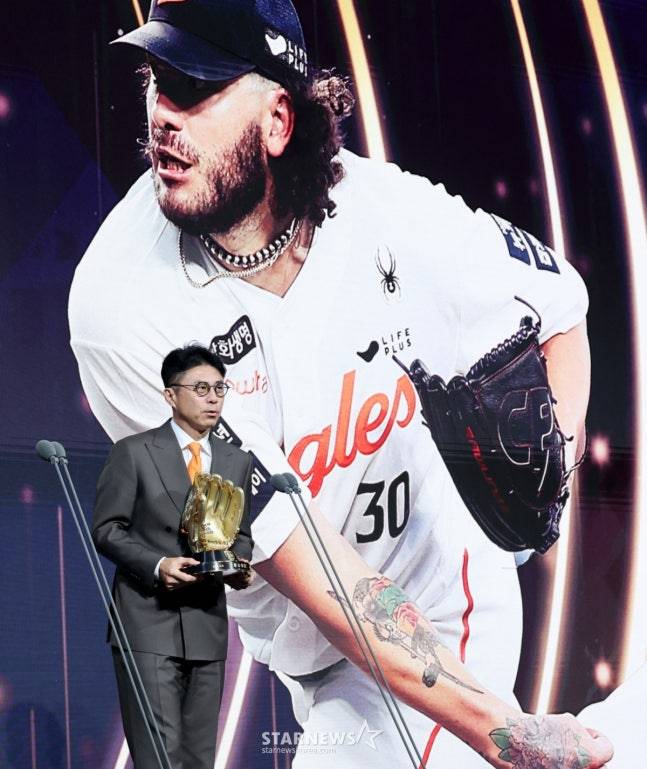 폰세의 대리 수상을 위해 무대에 오른 손혁 한화 단장. /사진=강영조 선임기자